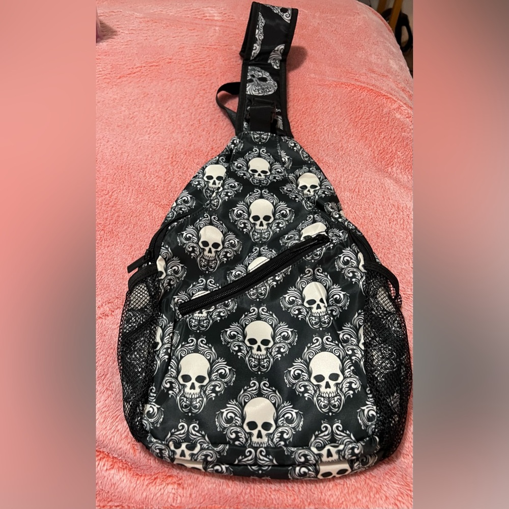 Large Skull Print Sling Bag 💀NWOT💀